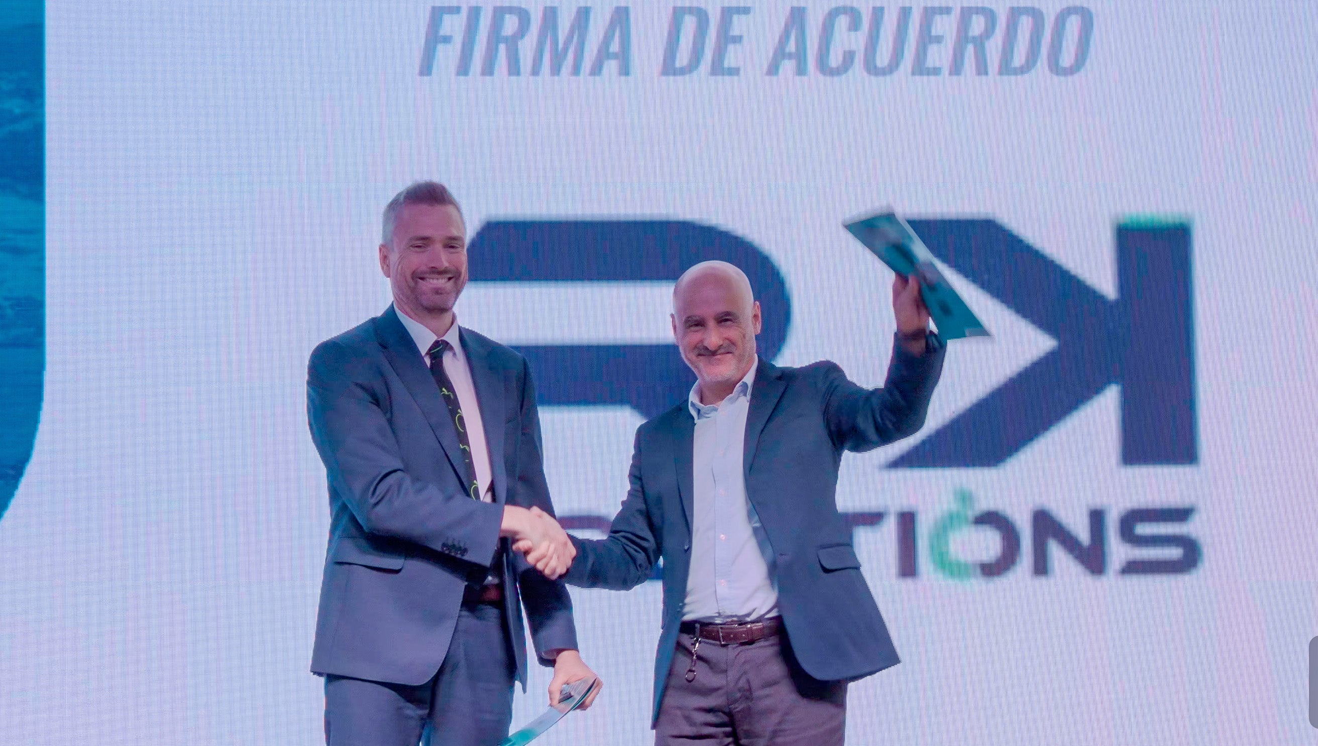 (de izquierda a derecha) John Pollock, cofundador y director general de RK Solutions junto con el presidente de UBAI, Jon Miranda.