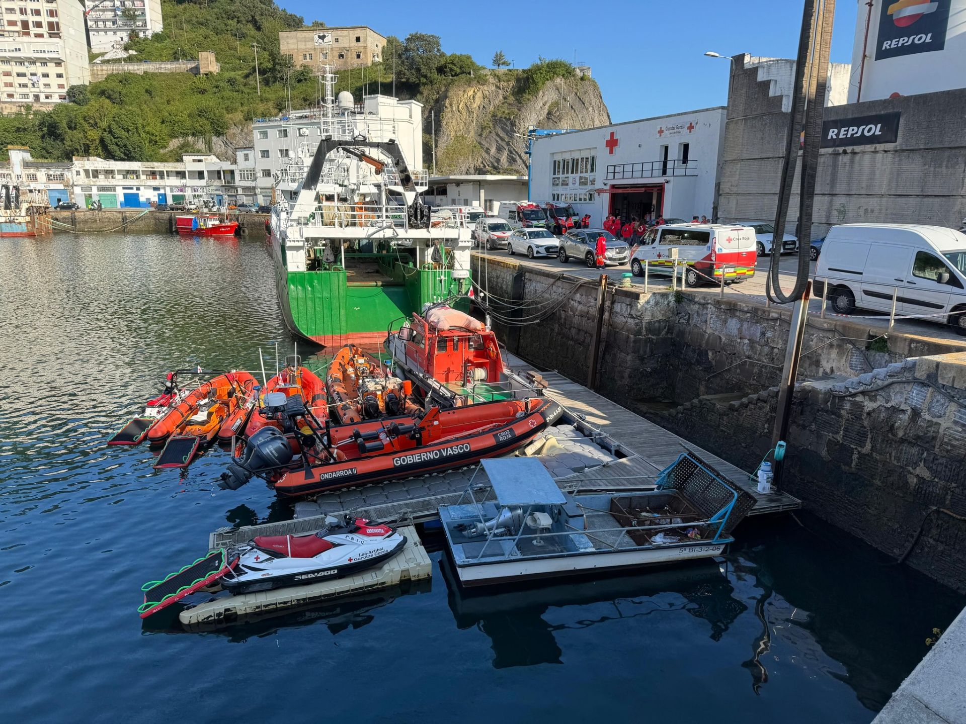 La Cruz Roja del Mar de Ondarroa tiene su base y sus dotaciones en el puerto.