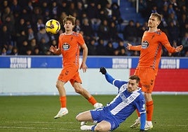 Toni Martínez ejecuta un remate en el Alavés-Celta del pasado curso disputado en Mendizorroza.