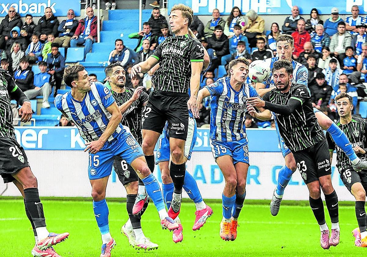 Los jugadores del Alavés suben a rematar un saque de esquina en la victoria ante el Elche, el último partido antes del parón internacional.