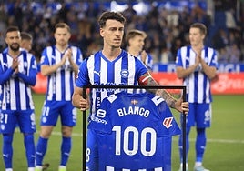 Blanco posa con su camiseta conmemorativa.