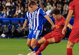 Pablo Ibáñez sufre la entrada de Pepelu en la frontal del área.