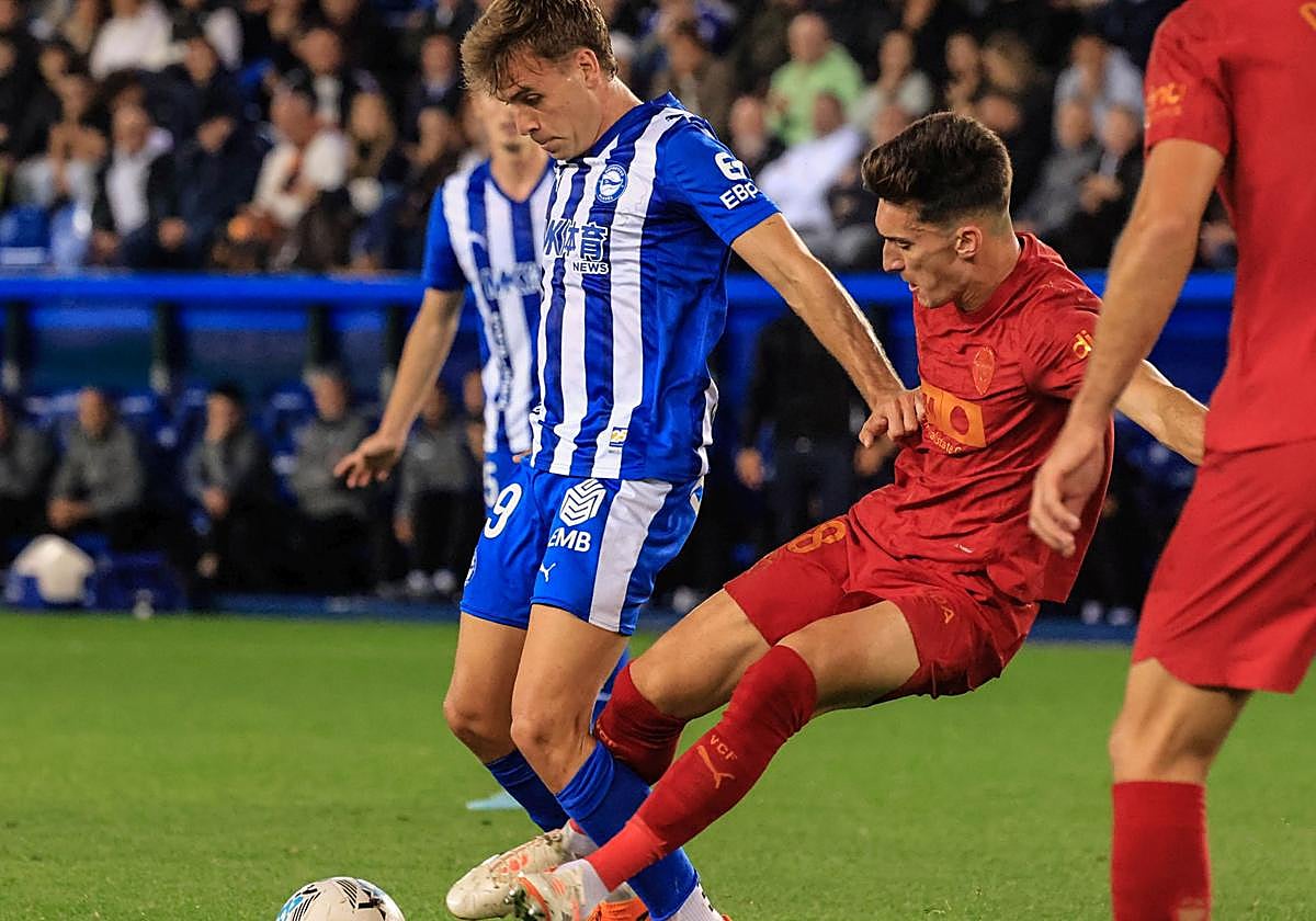 Pablo Ibáñez sufre la entrada de Pepelu en la frontal del área.