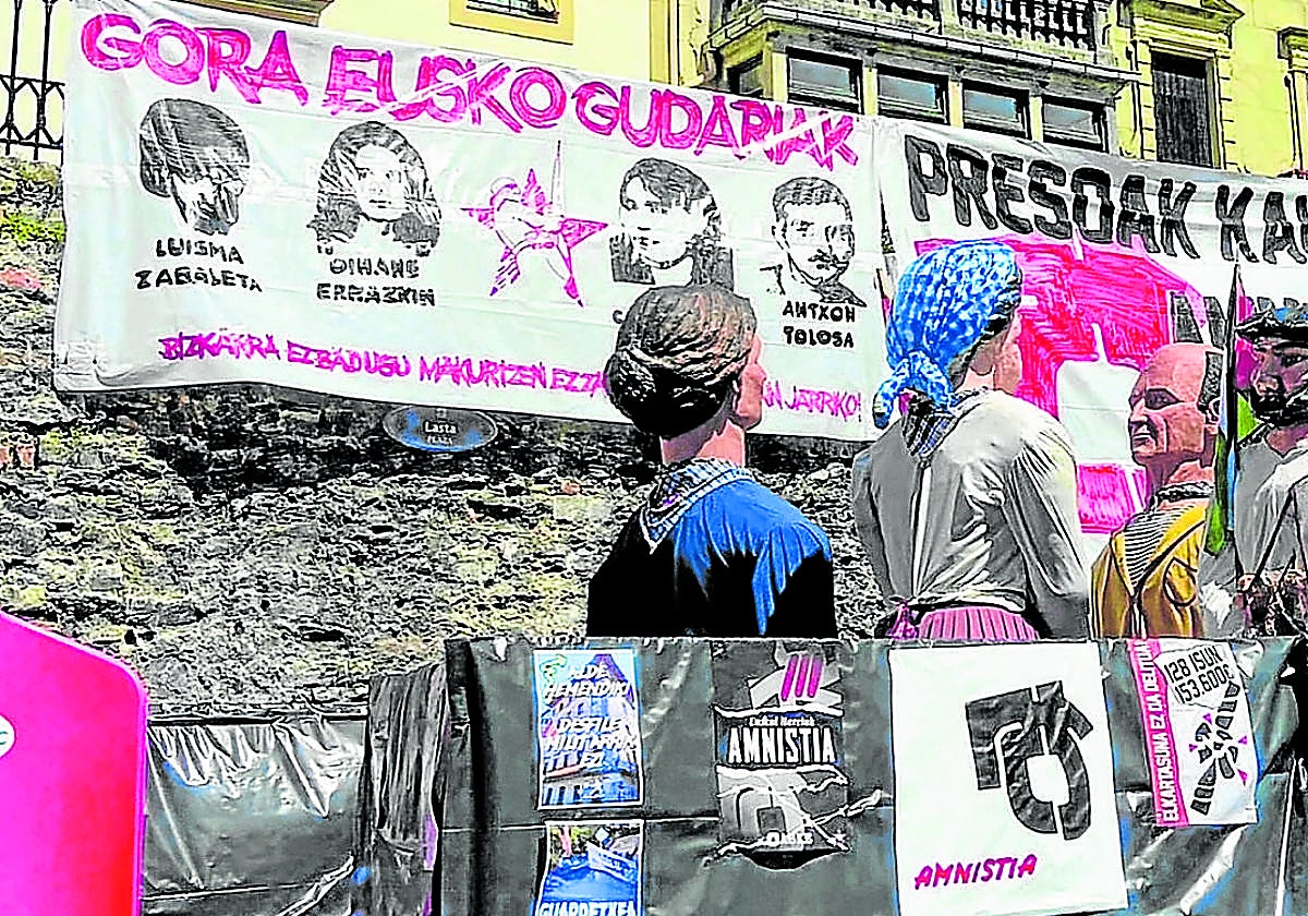 Carteles de apoyo a presos de ETA colocados en la Parte Vieja de San Sebastián.