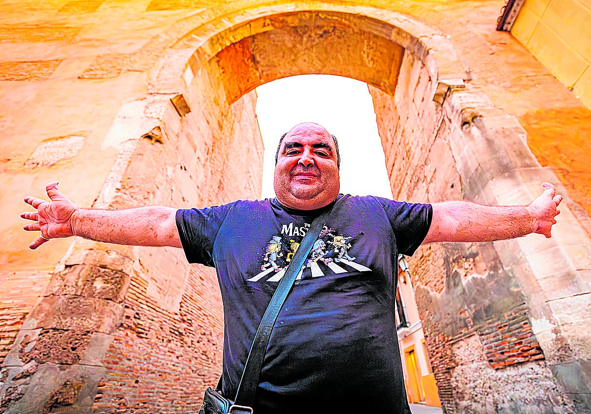 Custodio López, el nuevo rey de la novela negra, bajo el Arco de Elvira.