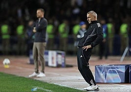 Gurban Gurbanov sigue con atención una jugada de su equipo.