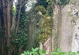 Imagen de la obra, en una pared aún en pie del viejo edificio.