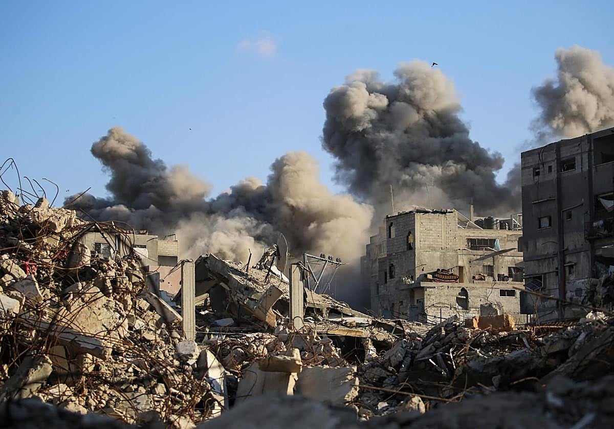 Columnas de humo tras el ataque israelí de este domingo, que tuvo como objetivo un edificio en el campamento de Bureij para refugiados palestinos, en el centro de la Franja de Gaza.