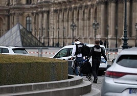 Agentes de la policía forense llegan al museo del Louvre tras los informes de un robo.