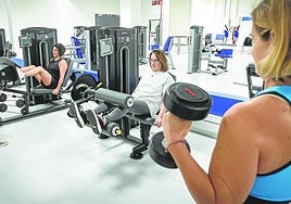 Luz, Gemma y Cristina, tres afectadas por cáncer de mama, durante una sesión de ejercicios de fuerza.