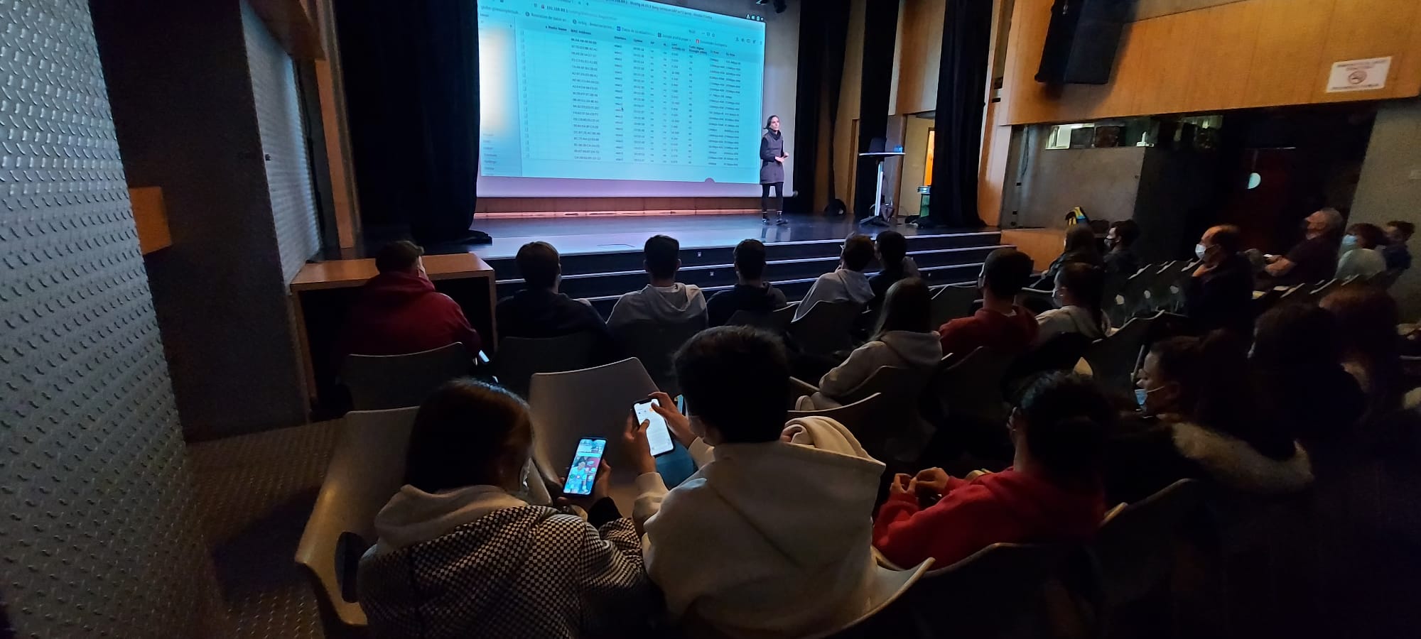 Dos jóvenes hacen uso del móvil durante una sesión de control de addicciones en el Kafe Antzoki de Bermeo.