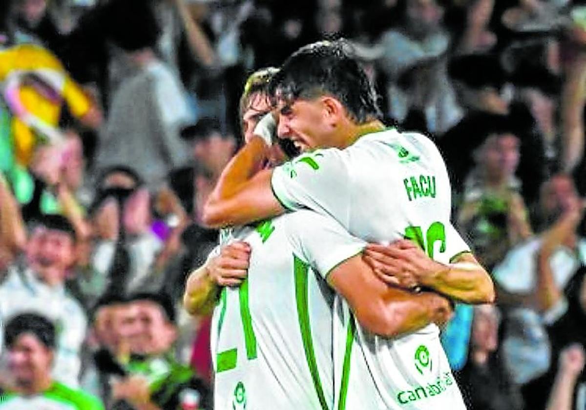 Los jugadores del Racing celebrando uno de los goles.