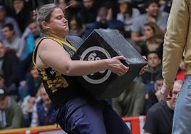 Patricia Martín levanta cilindros, cubos y esferas de entre 63 y 100 kilos.