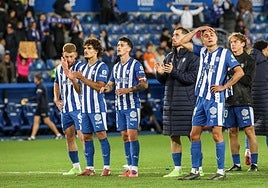 Los jugadores del Alavés, ante la afición tras el empate frente al Valencia.