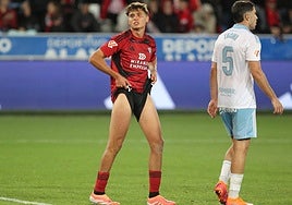 Bauza se lamenta durante la cita ante el Zaragoza.