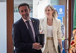 El consejero de Economía, Trabajo y Empleo, Mikel Torres, junto a la portavoz del Gobierno vasco, Maria Ubarretxea