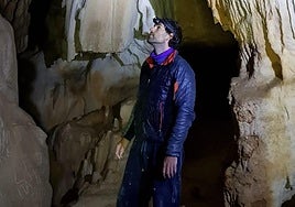 Xabi Iturriaga en una de las cuevas del Gorbea.