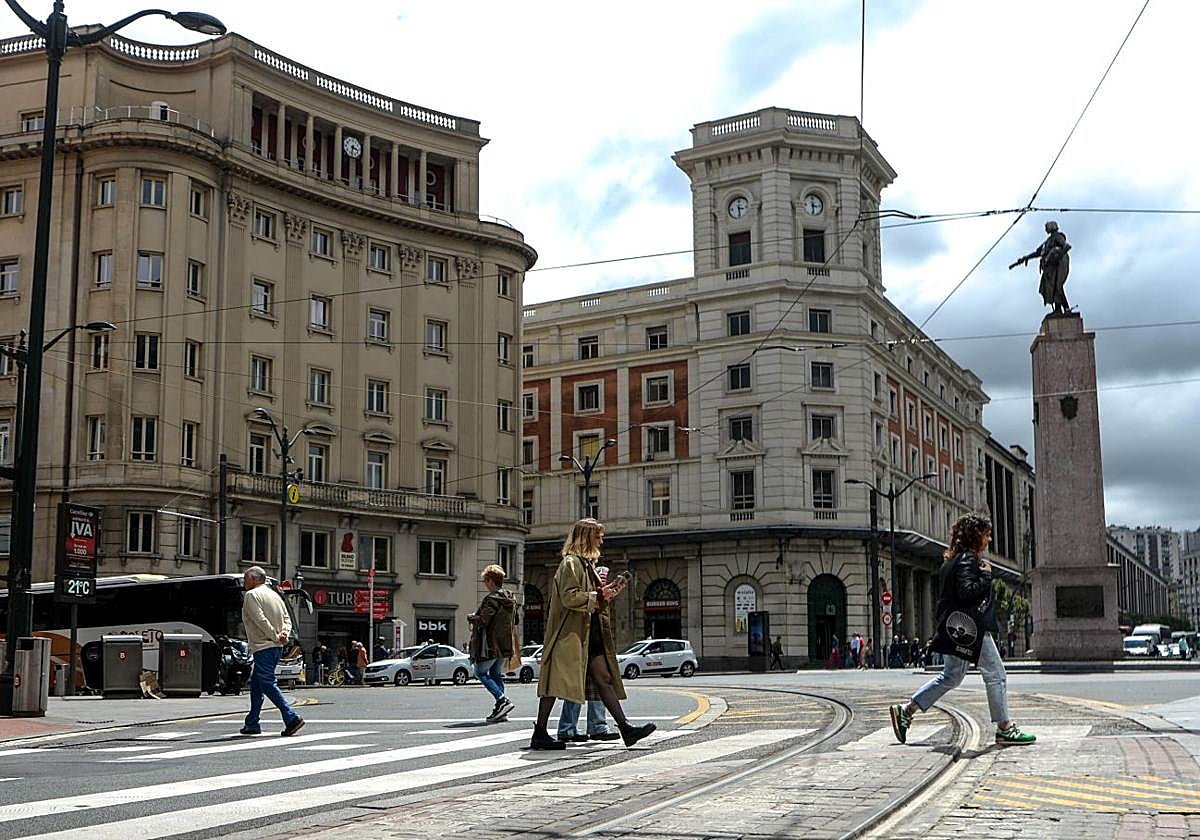 Vista de la Plaza Circular de Bilbao con la estación de Abando al fondo.