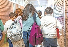 Casi uno de cada tres casos de acoso escolar en Euskadi tienen lugar en las redes sociales.