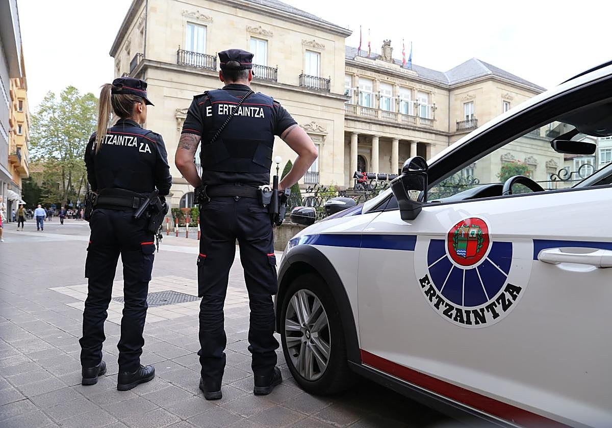 Agentes de la Ertzaintza en la plaza de la Provincia de Vitoria.