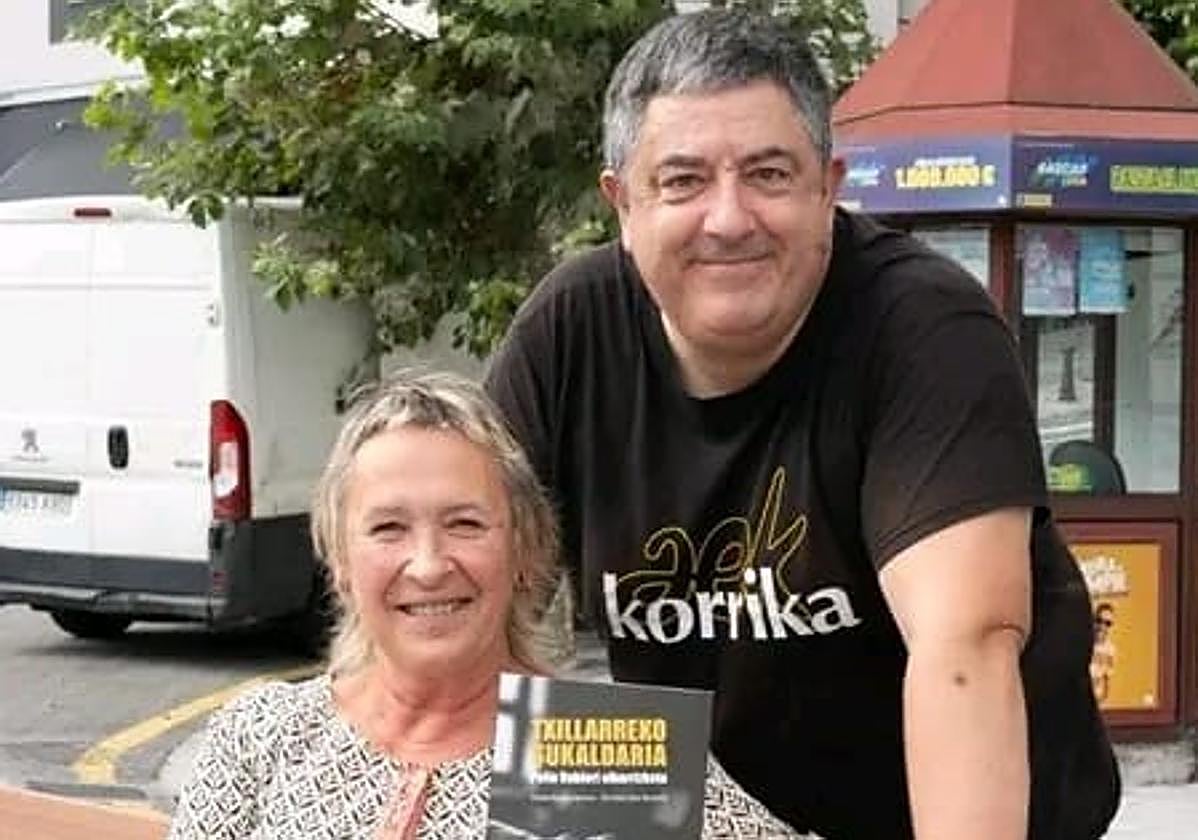 Asier Ibaibarriaga y Edurne San Martín posan con su libro 'Txillarreko Sukaldaria'.