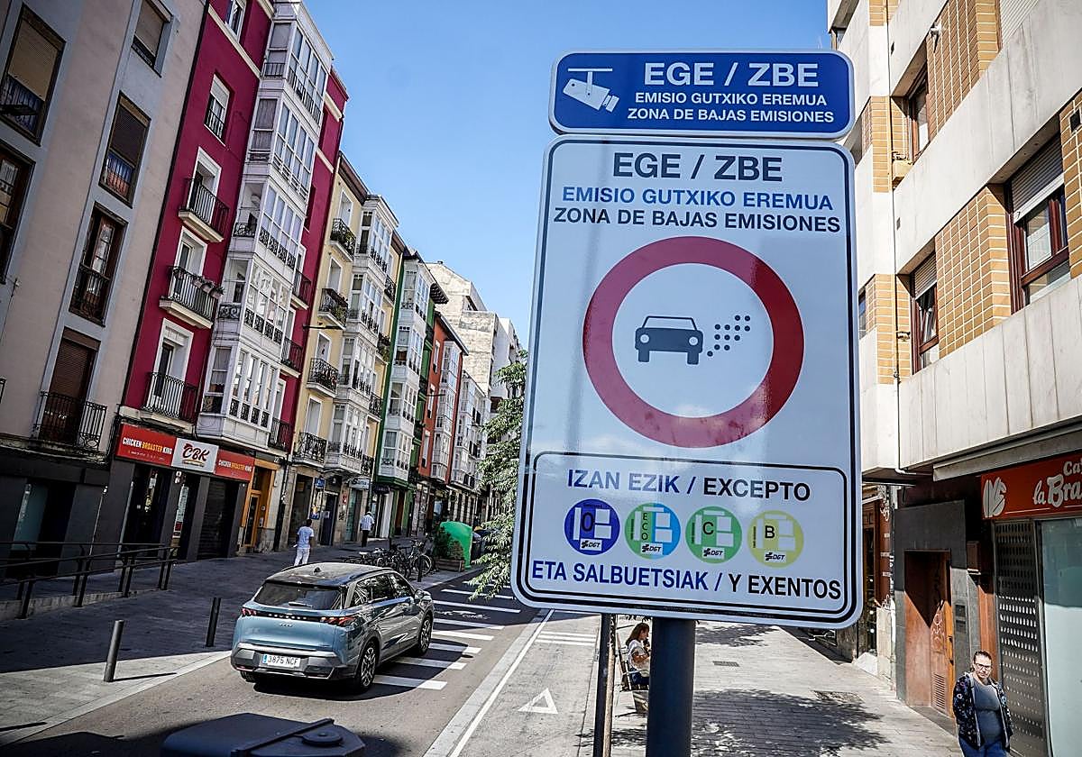 Cartel en la calle Portal del Rey que indica la entrada en la ZBE.