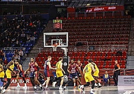 Protesta de la afición del Baskonia por la presencia del Maccabi en el Buesa Arena.