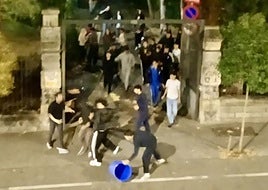 Varios jóvenes se enfrentan en la puerta de acceso a Bideberria.