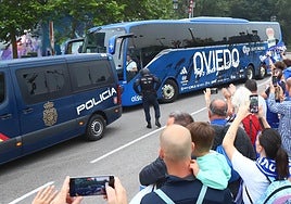Los hechos tuvieron lugar con el paso del autobús del Oviedo.
