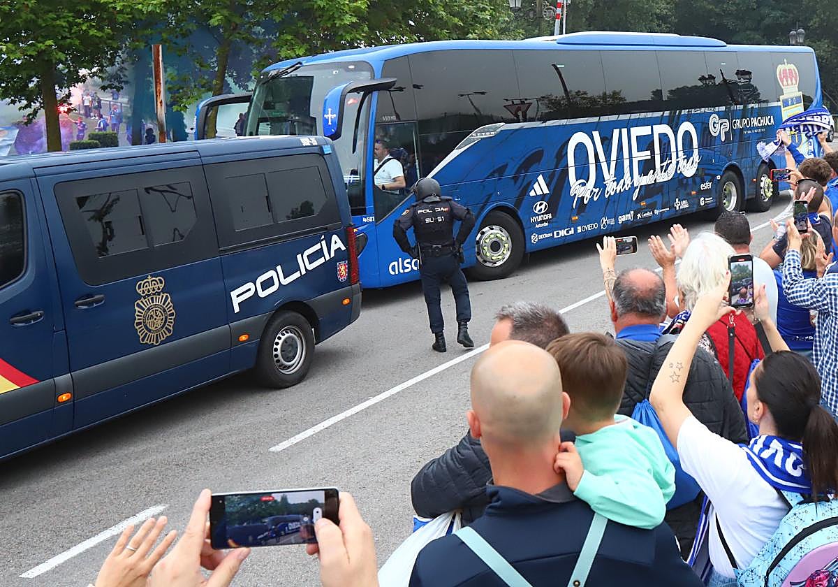 Los hechos tuvieron lugar con el paso del autobús del Oviedo.