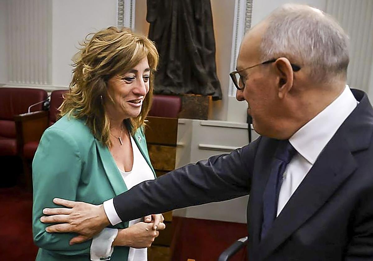 Ramiro González saluda a Eva López de Arroyabe en las Juntas Generales de Álava.