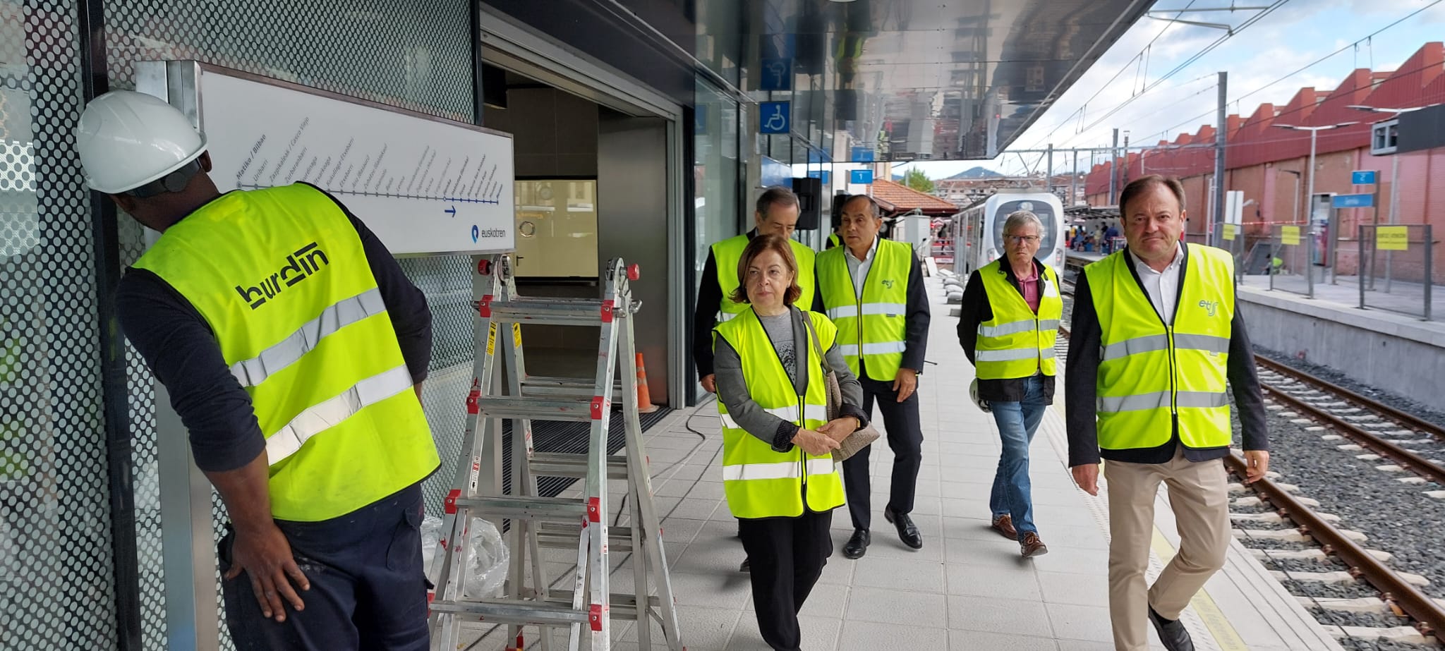 La directora de Infraestructuras de Transportes, Loly de Juan; el alcalde de Gernika, José Mari Gorroño; el viceconsejero de Infraestructuras y Movilidad Sostenible, Miguel Ángel Páez;el director de obra de ETS, Fernando Puente y el director general de ETS, Antonio López.