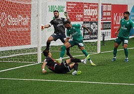 El campo de Gobela es de hierba artificial.