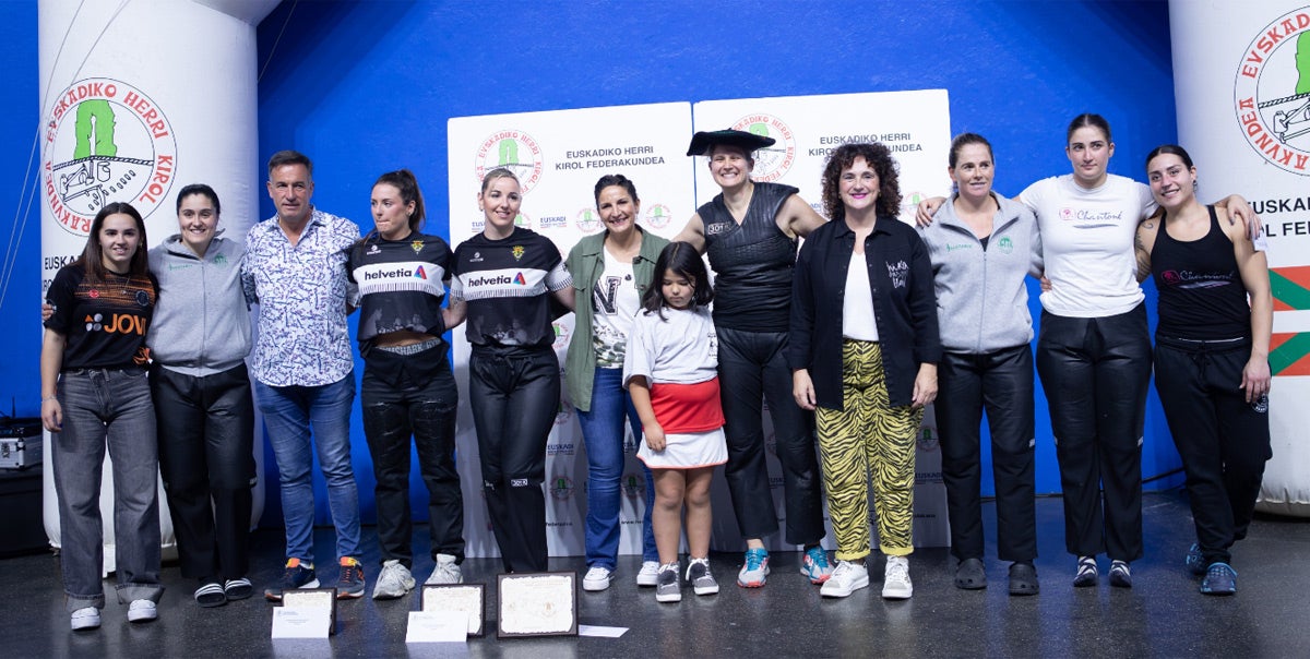 Patricia Martín, en el centro, con la txapela de campeona de Euskadi.