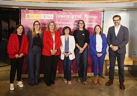 Trinidad Vicente, Cristina Hernández, Teresa Laespada, María Guijarro, Carmina Gustrán, María Jesús San José y Carlos García Buendía.