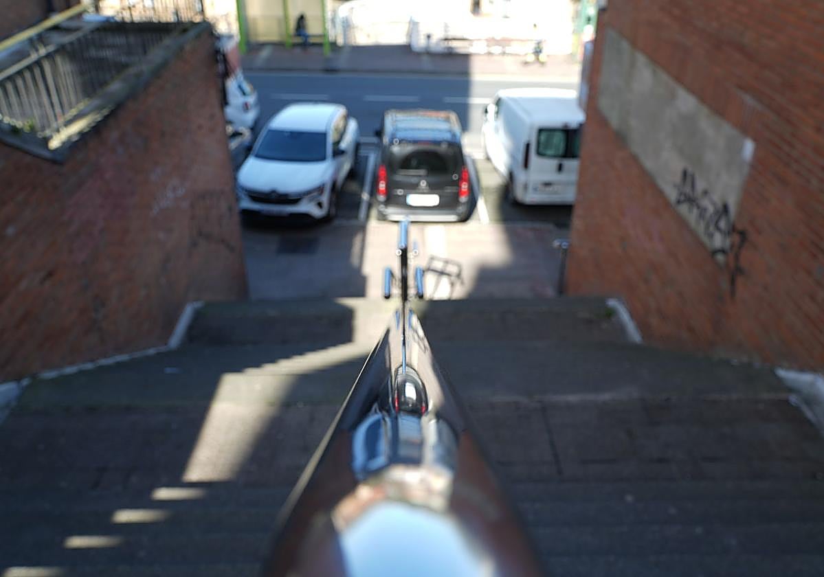 El desnivel es de 5 metros.