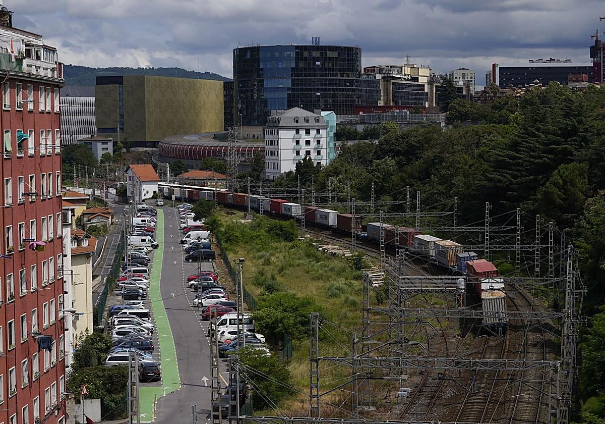 Un tren de mercancías llega a Olabeaga desde la Margen Izquierda.