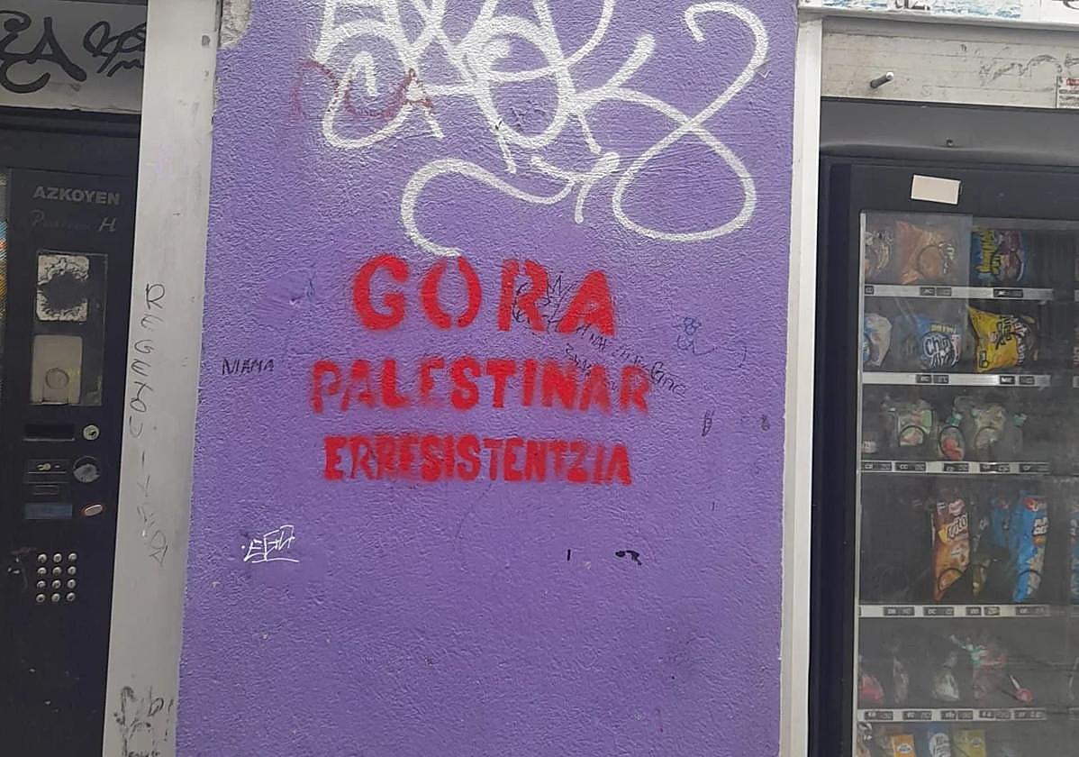 La alcaldesa de Azkoitia denuncia las pintadas de GKS en apoyo a Palestina