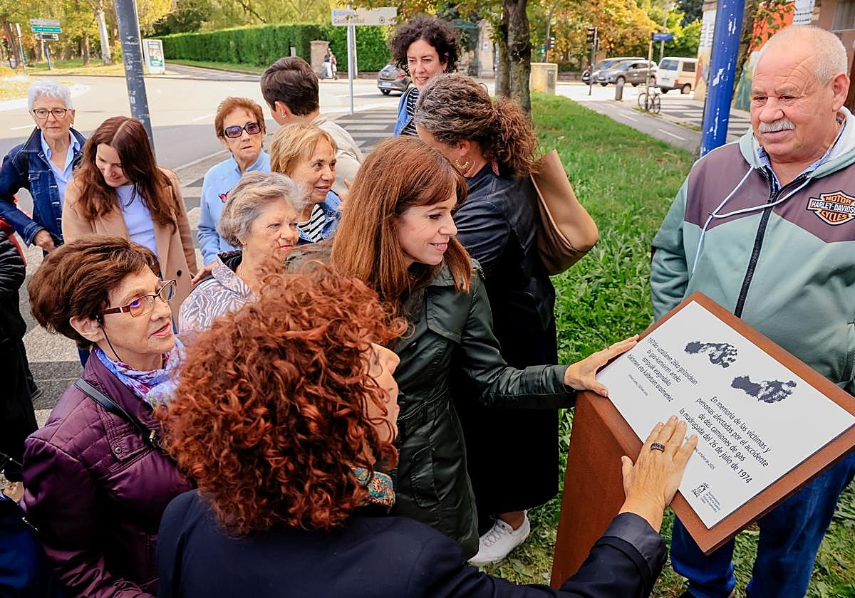 La alcaldesa Maider Etxebarria y la concejala Miren Fernández de Landa admiran la placa.