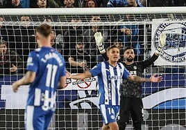 SIvera pide calma a su defensa mientras Tenaglia reparte órdenes.