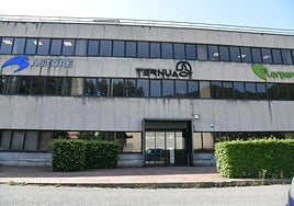 Fachada de Ternua con las marcas impresas.