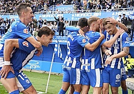 Toni Martínez celebra un tanto en la victoria ante el Elche.