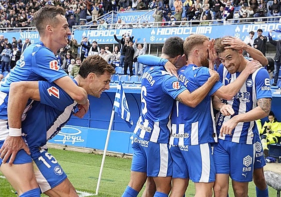 Toni Martínez celebra un tanto en la victoria ante el Elche.