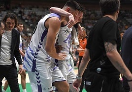 Krampelj y Hilliard ayudan a Jaworski a salir de la cancha en Badalona.