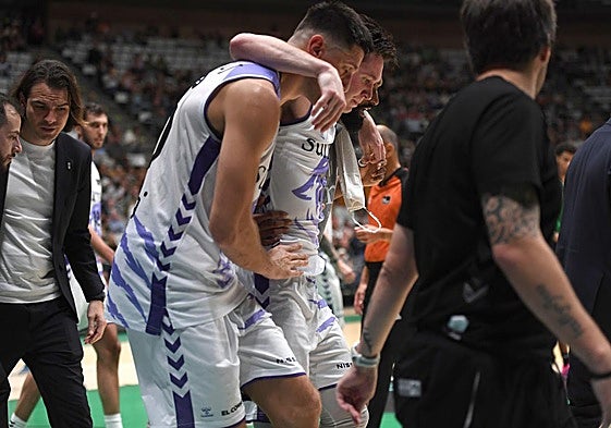 Krampelj y Hilliard ayudan a Jaworski a salir de la cancha en Badalona.