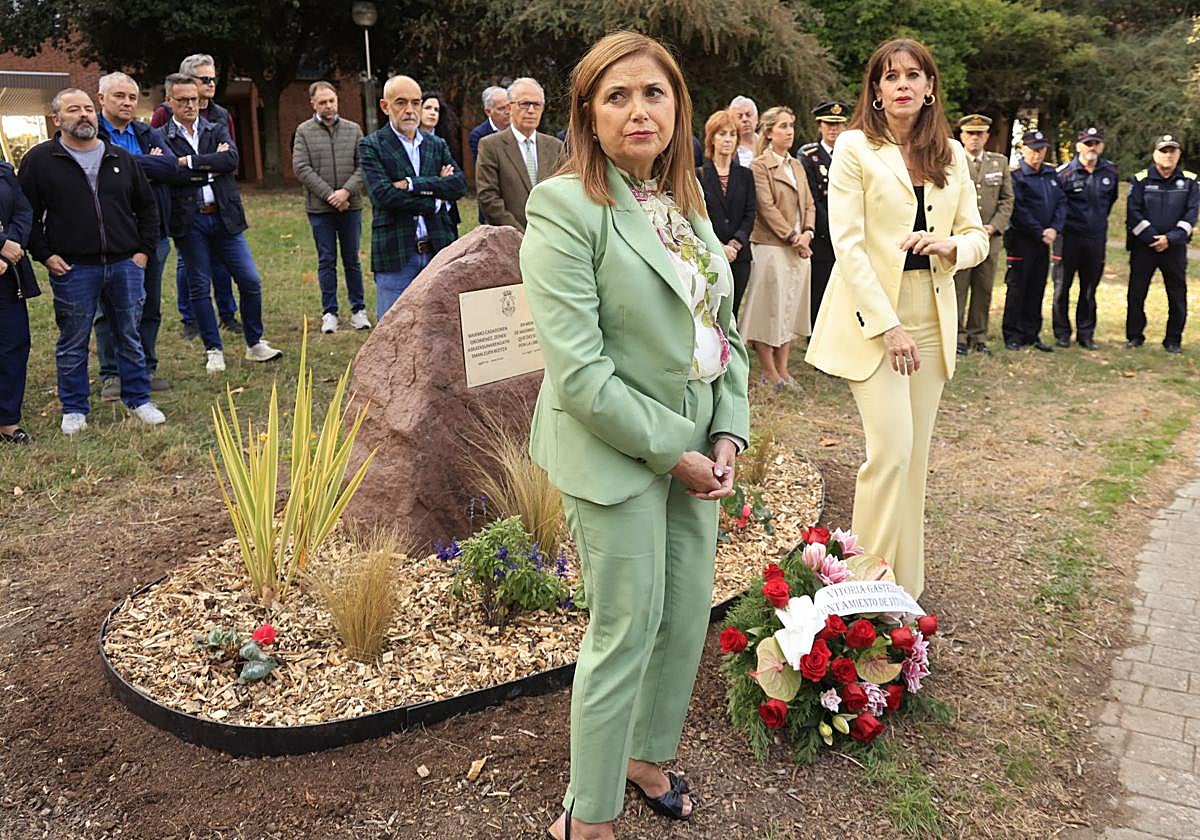 La consejera de Justicia, María Jesús San José y la alcaldesa de Vitoria, Maider Etxebarria, posan junto al remozado monolito en memoria de Máximo Casado.