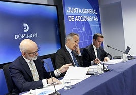 Mikel Barandiaran (izquierda) y Antón Pradera (en medio), CEO y presidente de Dominion, durante su última junta de accionistas.