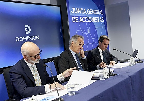 Mikel Barandiaran (izquierda) y Antón Pradera (en medio), CEO y presidente de Dominion, durante su última junta de accionistas.