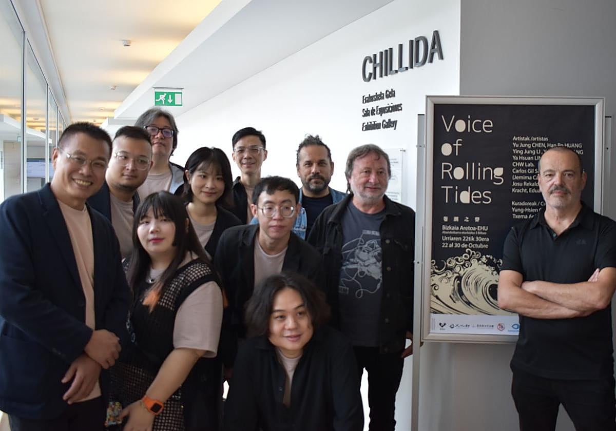 En los extremos, los comisarios taiwanés, Chen, y vasco, Txema Agiriano, acompañados de una parte de los creadores representados en la muestra.Yung-Hsien