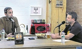 El 'podcaster' basauritarra Zigor Vallejo entrevista al actor Borja Pérez en su programa 'A micro descubierto'.